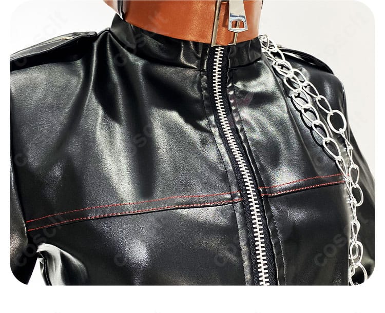 胸元ディテール。インナーの見え方とベルト位置関係、胸前の構成を明確に示す。