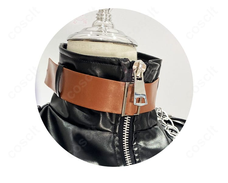 衣領装飾ディテール。襟元の形状とパイピング、合わせの仕立てを近接で確認可能。