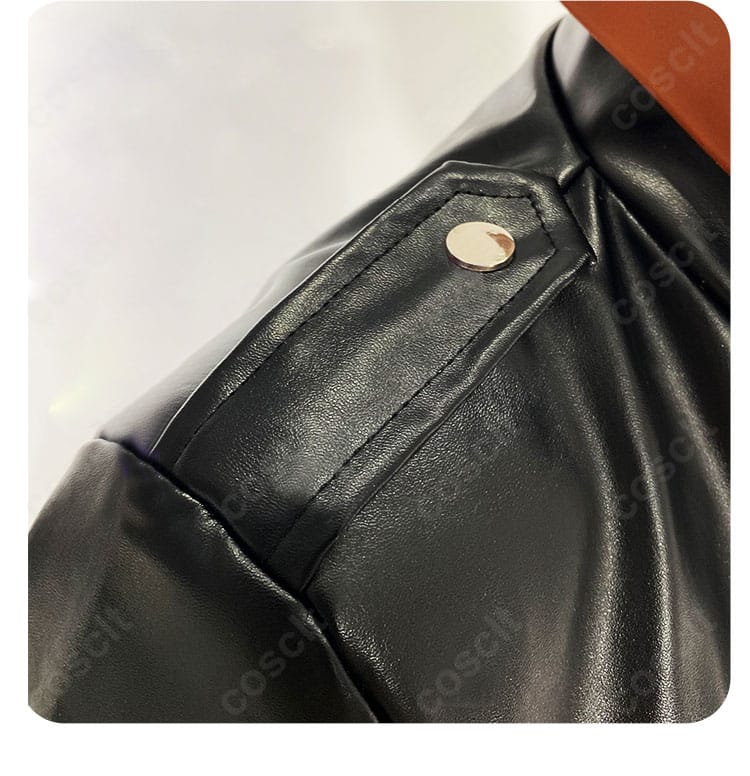 肩装飾ディテール。肩の切替ラインと装飾の固定方法、立体感をクローズアップ。