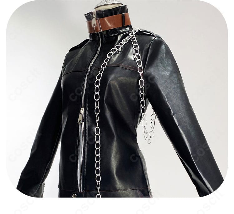 上衣装飾の細部。前合わせ付近のステッチと装飾パーツの取り付け状態を拡大表示。