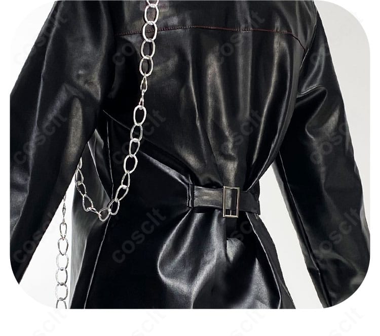 背面装飾ディテール。背中の切替とベルト通し、装飾のレイアウトを拡大で表示。