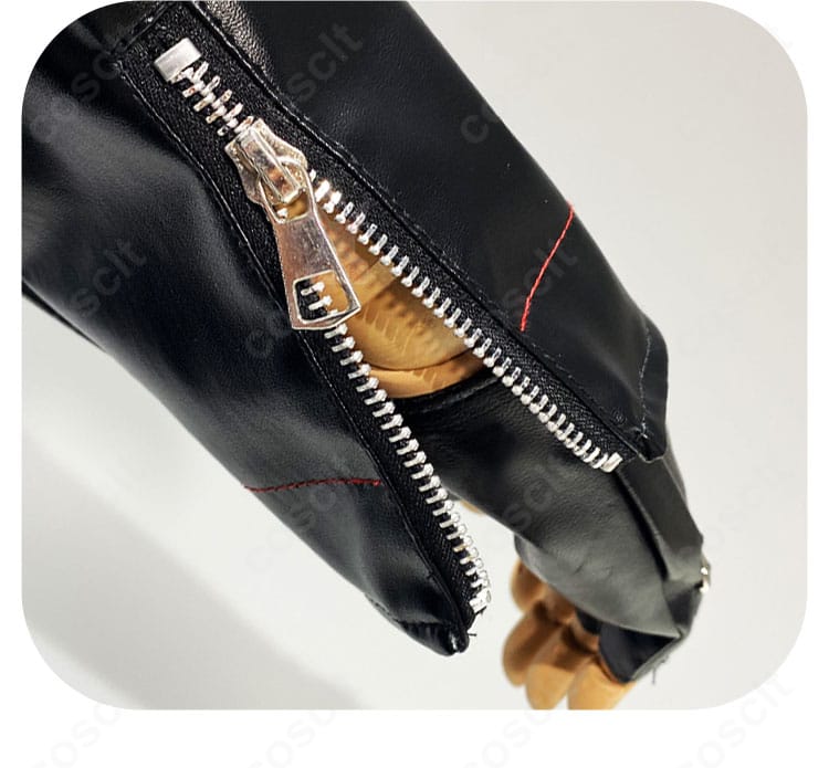 袖口装飾ディテール。袖先の形状、開きと縫製、装飾の配置を明瞭に撮影。