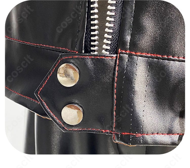 裾と留め具のディテール。コート裾の処理とボタン・装飾の質感を近距離で確認。