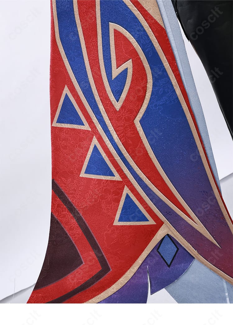 裾の装飾と縫製のアップ。ステッチの均一さとヘムラインの美しさを示す。