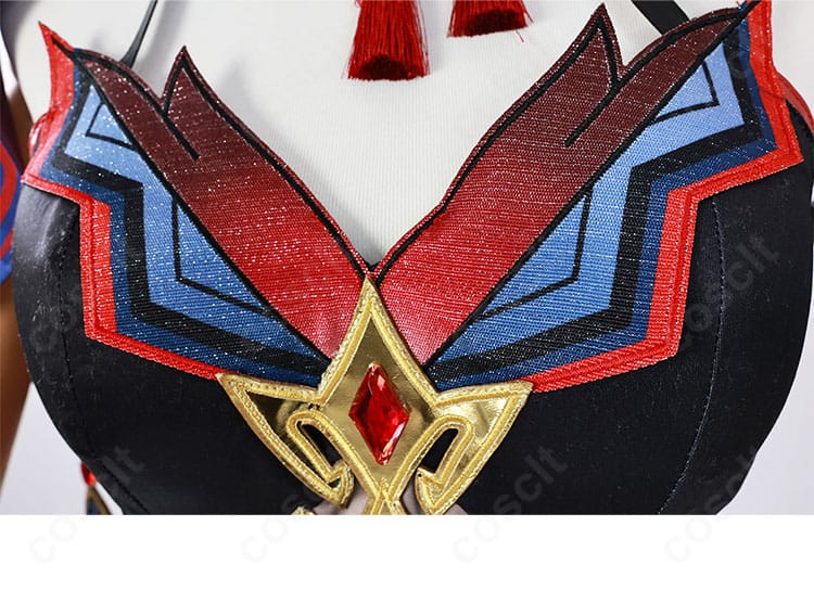 胸元装飾のクローズアップ。立体パーツと縁取りのステッチが分かるディテール画像。