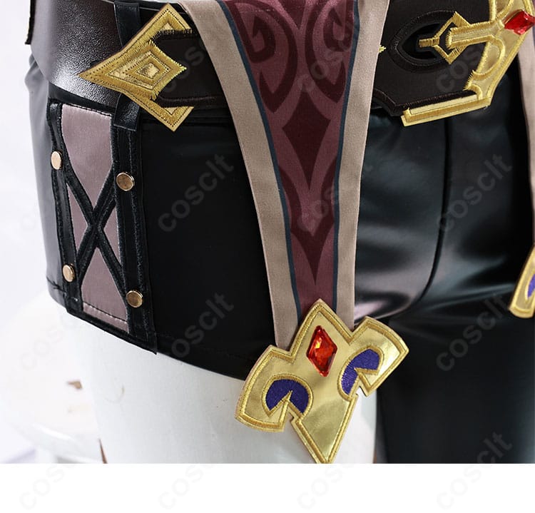 ショートパンツ部分の装飾ディテール。サイドラインと留め具の造形を確認できる。