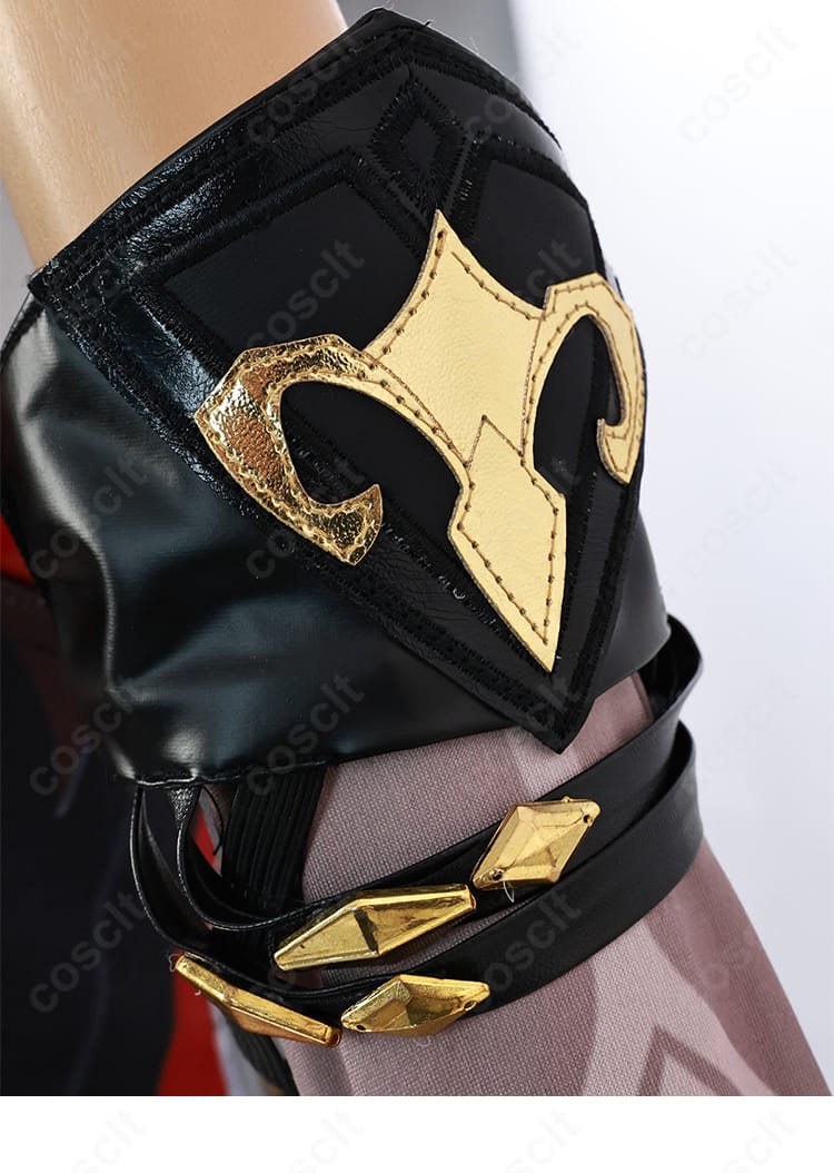 手首飾りのディテール。曲線的モチーフとラインストーンの配置がエレガント。