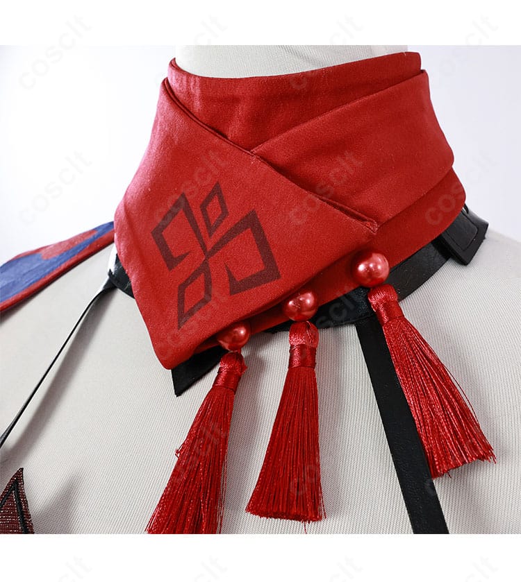 チャスカの首飾りアップ。中央パーツとチェーンの意匠、発色の良いメタリック調が際立つ。