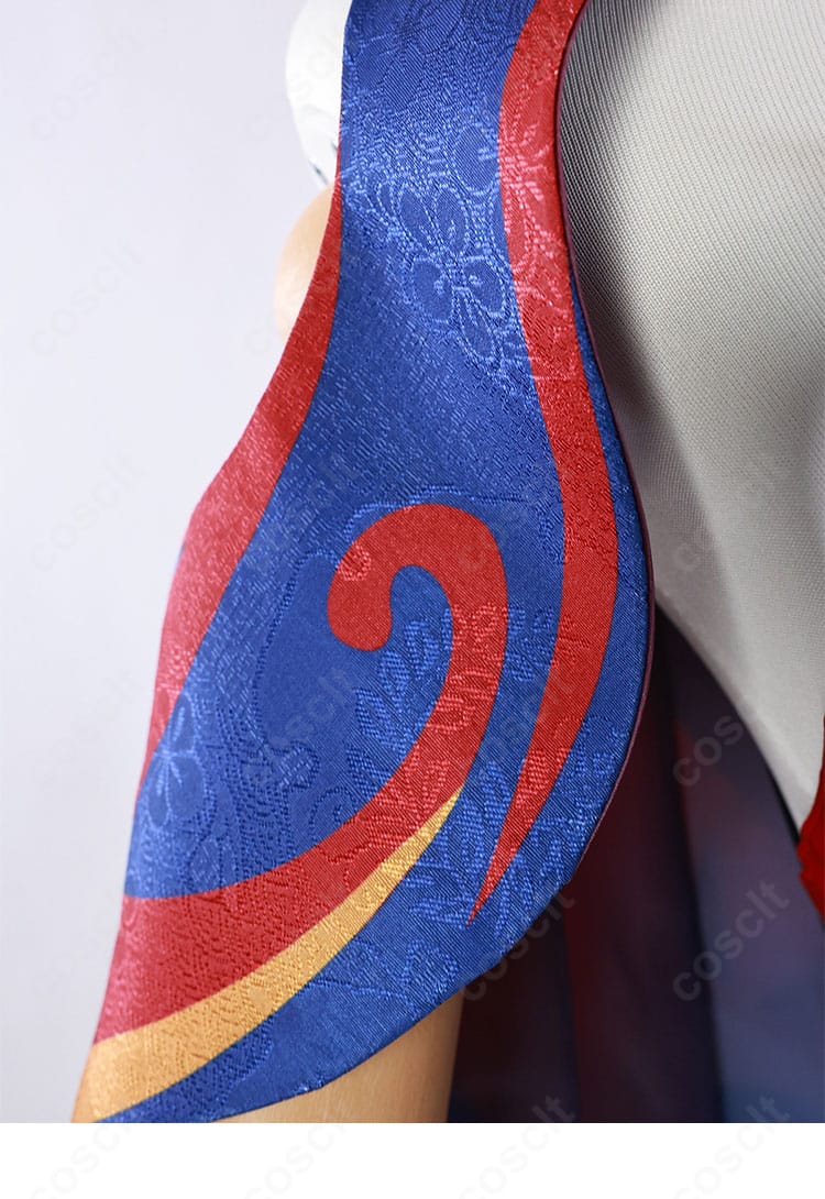 披肩(ショルダーケープ)の装飾アップ。縁取りのパイピングと揺れるアクセントが分かる。