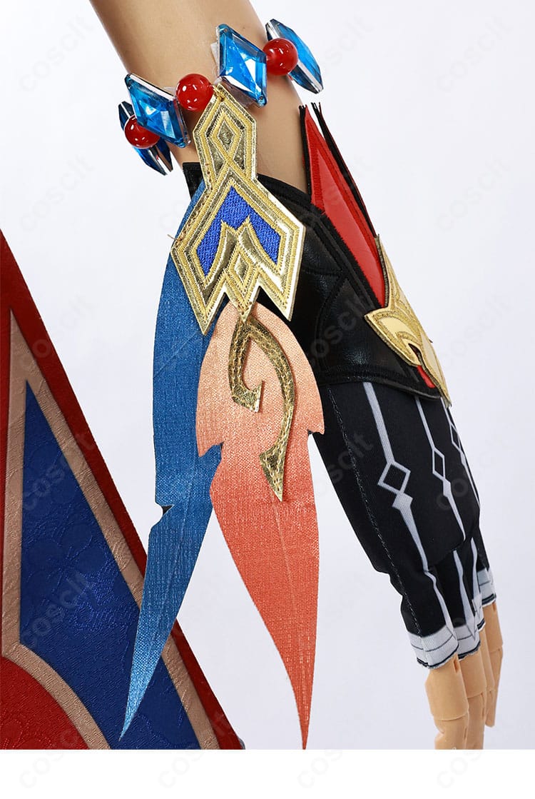 手袋の装飾ディテール。甲部分のモチーフと縁の仕立てが分かる拡大。