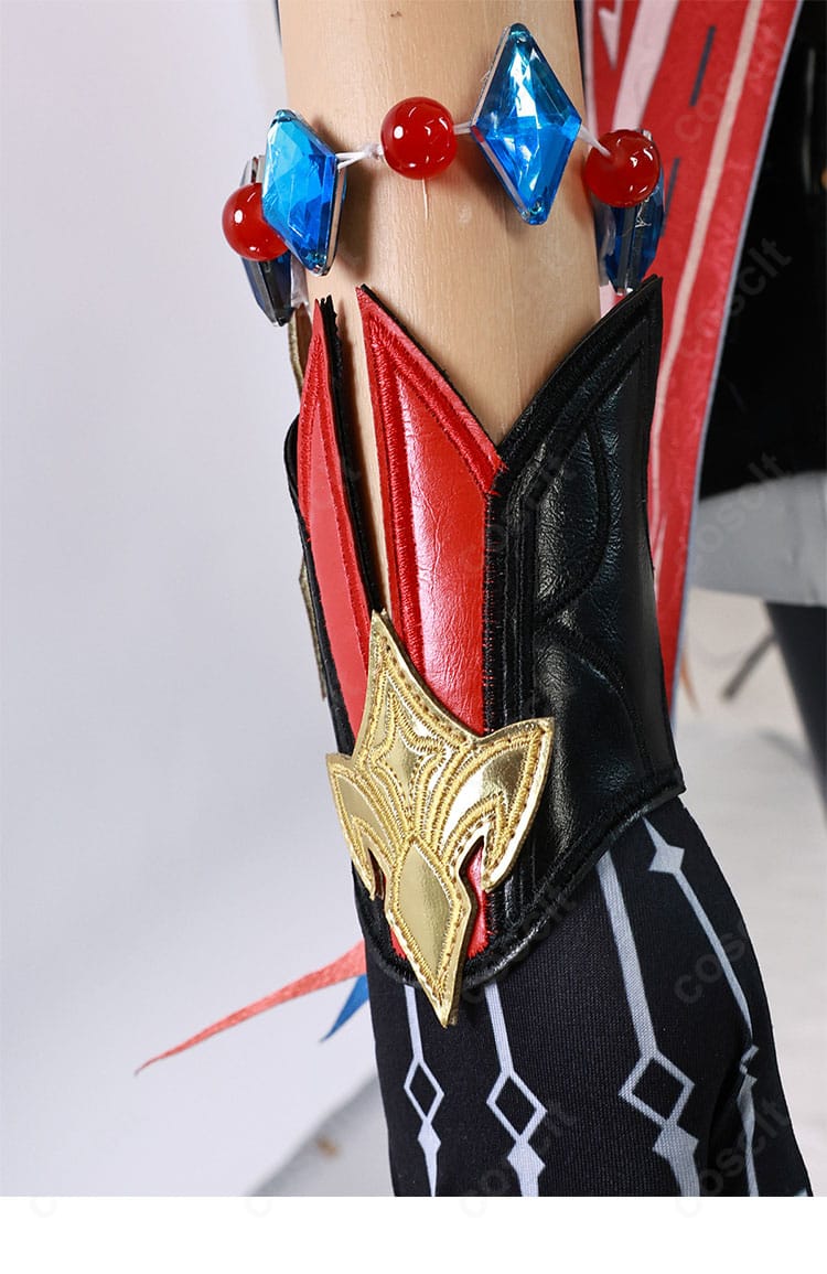 首飾りと手袋のセット確認カット。色味の統一感と素材のコントラストを示す。