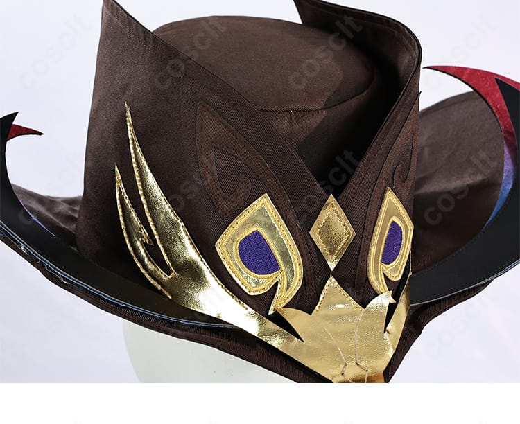 帽子装飾のクローズアップ。メタリック風パーツとビジューの輝きが際立つ。