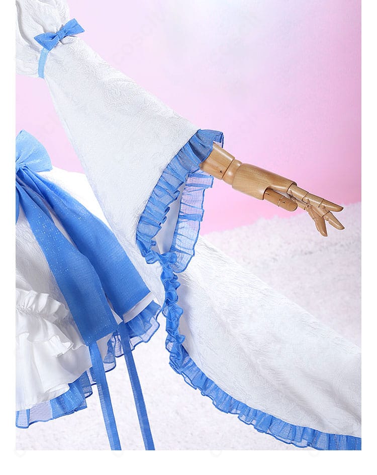 レム コスプレ衣装の袖ディテール。袖口の装飾パーツと縁取りステッチを写した近接写真。