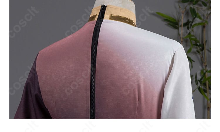 アークナイツ ジー コスプレ衣装の背面。背中の切り替え線とストラップ配置、尻尾の基部固定を表示。