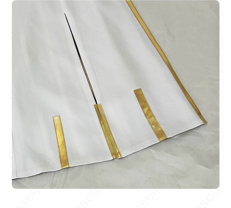 裾部分の装飾アップ。動きで映える端処理とラインディテールを確認できます。