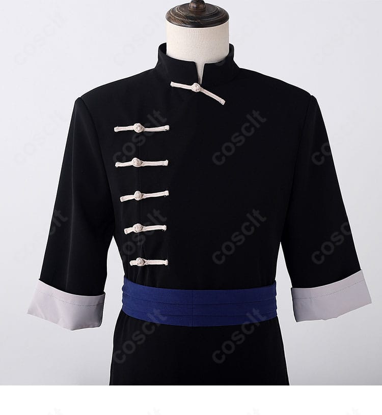 神威衣装の門襟とボタン装飾のアップ。前合わせの意匠と留め具の質感が分かる写真。