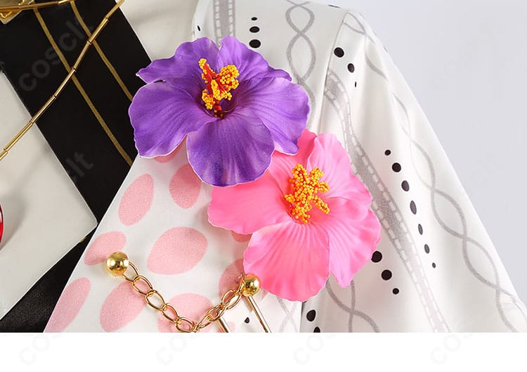 夏コーデの花飾りディテール。配色と質感がキャラクター性を引き立てる。