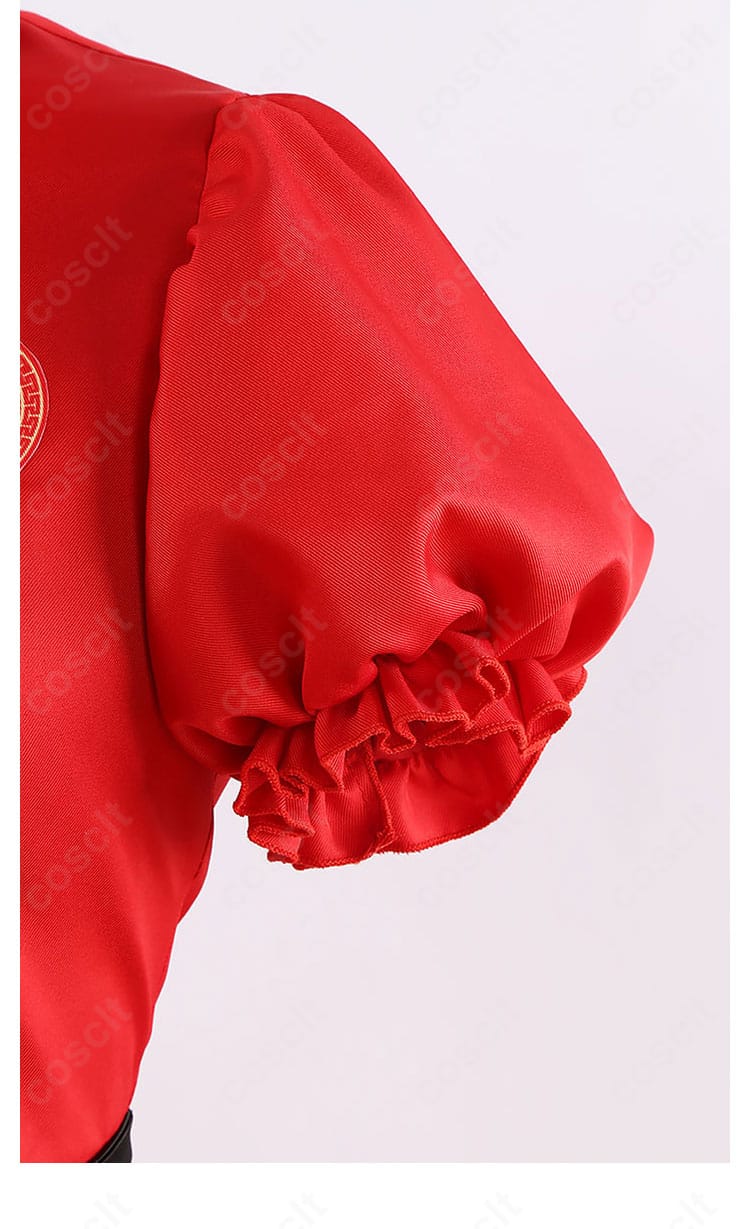 肩から袖にかけての装飾ディテール。縫製とパーツ配置の質感