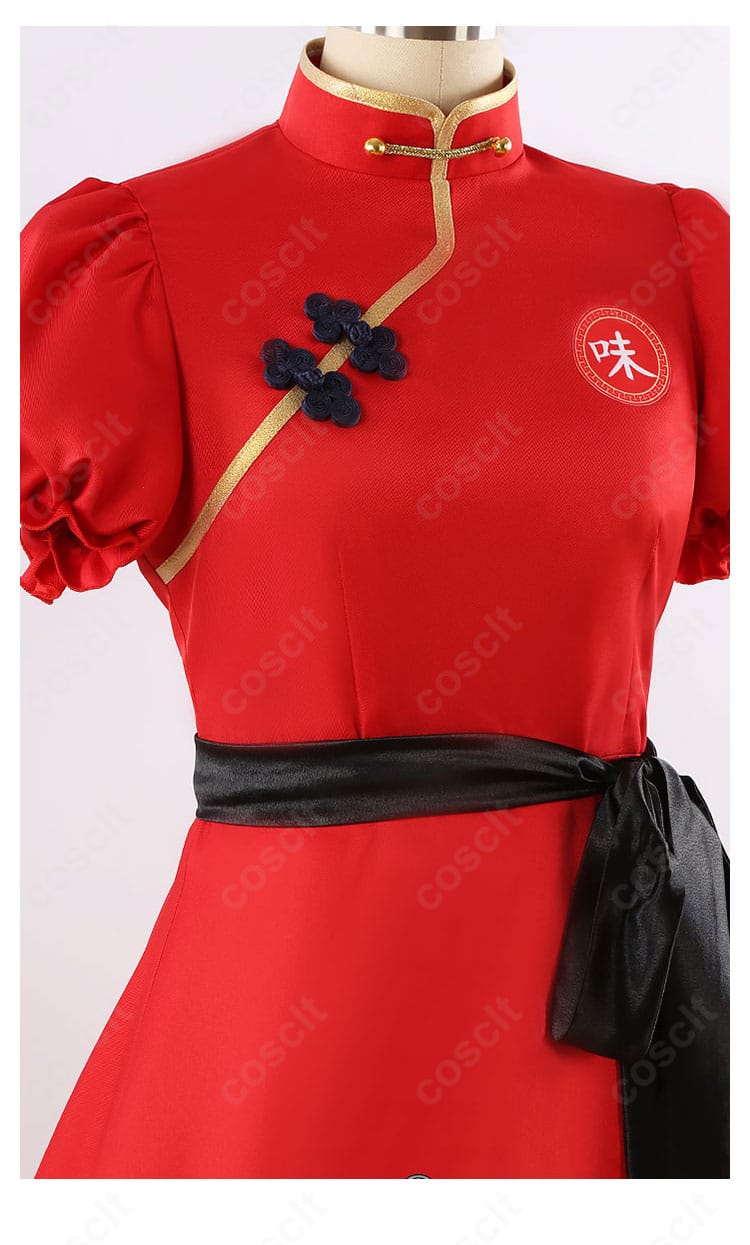 襟元と斜めボタン装飾のクローズアップ。立体感のある襟の仕立て