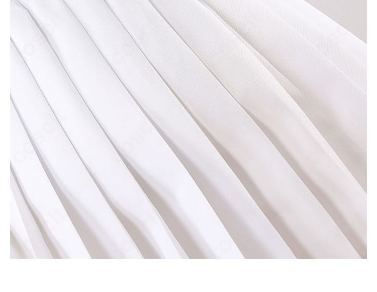 白いスカート部分の質感とプリーツ感。清楚な印象の生地感