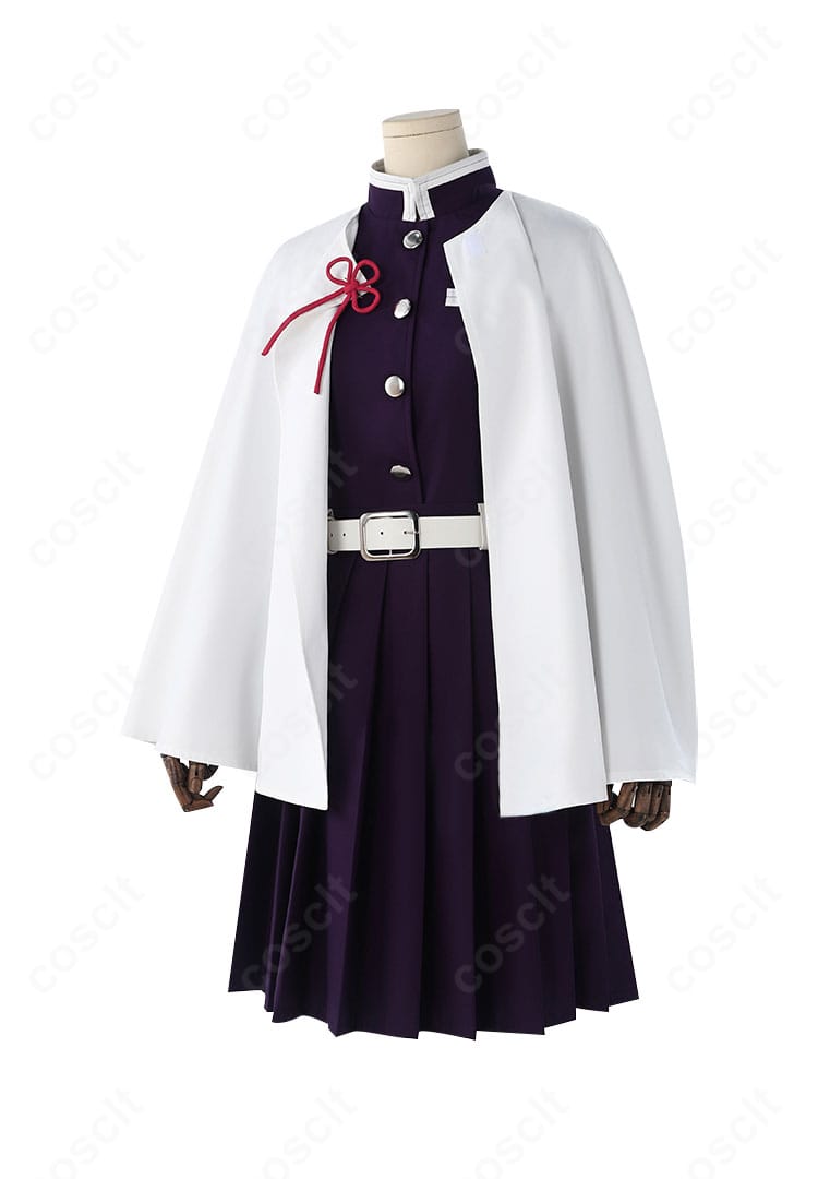 カナヲの白マントに付く赤い紐飾りのクローズアップ。艶のある紐と金具の質感が分かる精緻なディテール。