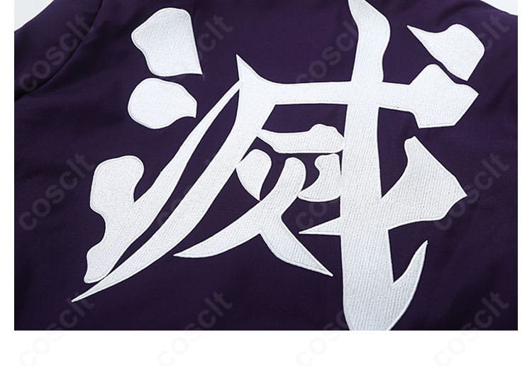 背面全体のデザイン。マントのドレープと背中の縫製ライン、シルエットの美しさが分かる後ろ姿。