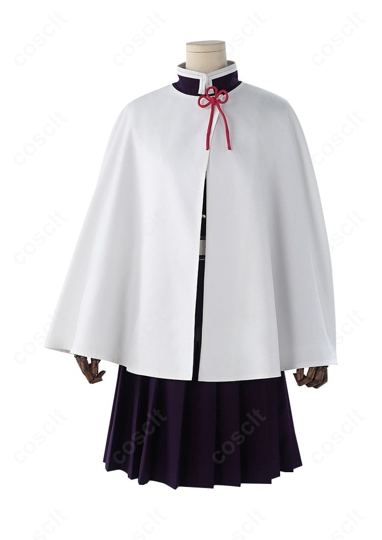 白マント前面の細部。刺繍入り留め具と端処理の丁寧な仕立てを強調したアップ。