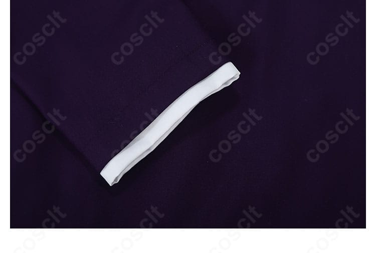 袖口装飾のクローズアップ。カフの形状とステッチの整い具合を示すディテールショット。