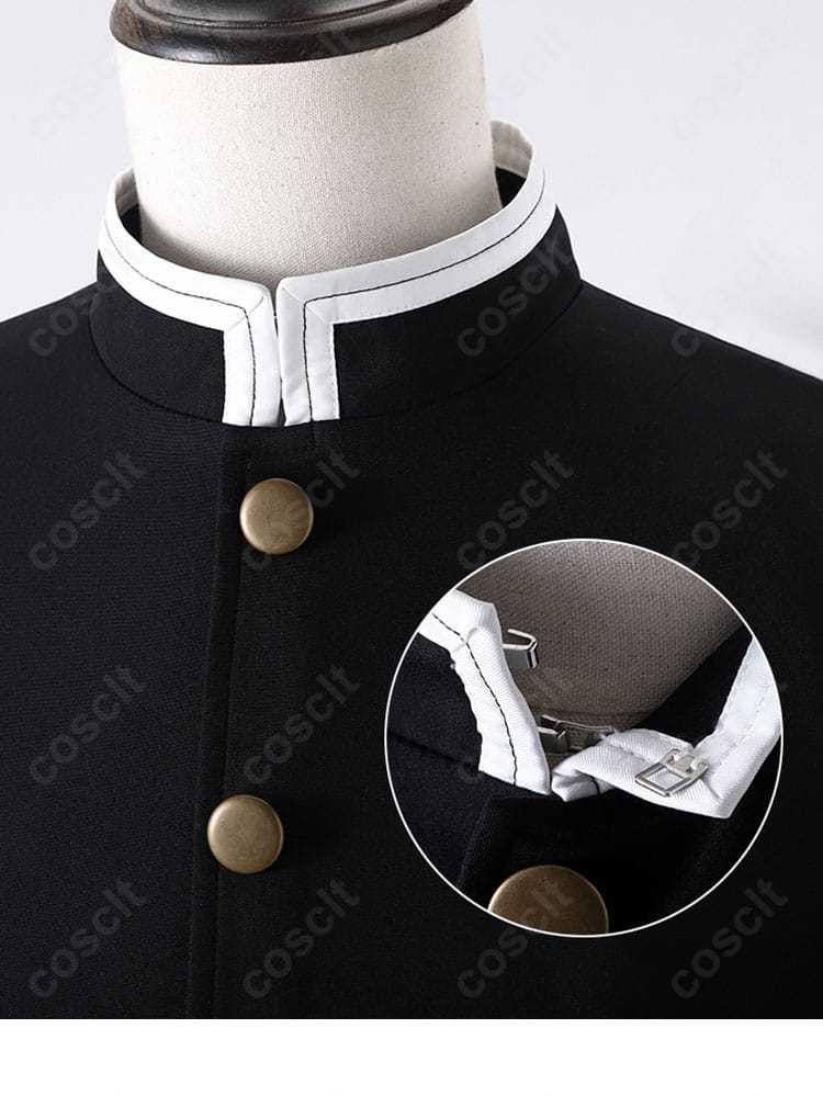 隊服の襟元アップ。均整の取れた縫製と刺繍表現で端正な印象に。