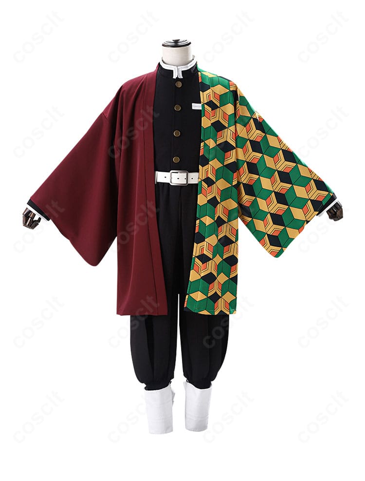 正面全体。黒の隊服と刺繍入り羽織の重ねを明確に確認できる構図。襟元から裾までのラインが美しく、ディテールの再現度が高い。