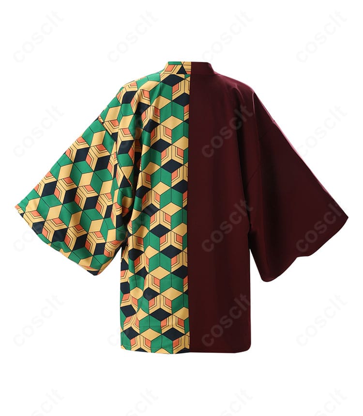 背面ショット。羽織の背中に施された刺繍と落ち感、肩線の整いがわかるディテール画像。