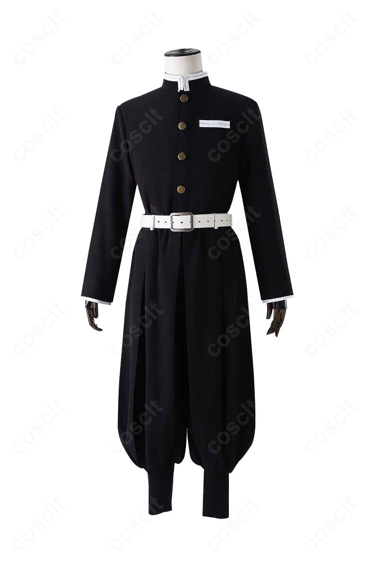 上着のフロントディテール。前合わせ、ボタン位置、縫製処理まで見せ、撮影で映える整った表情を強調。