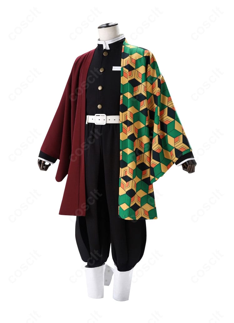 側面アングル。ズボンのシルエット、ウエストベルト、脚絆の収まりを確認でき、ポーズ時のラインの美しさが伝わる。