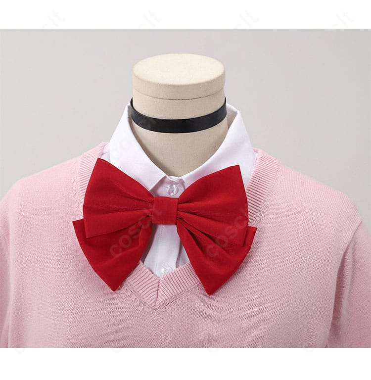 綾瀬桃 コスプレの襟元アップ。シャツの台襟と蝶結び、刺繍風意匠の仕上がりを強調