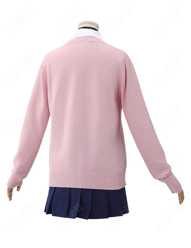 綾瀬桃 制服コスの背面。セーターの丈感とスカートのプリーツ落ちが見えるバックショット