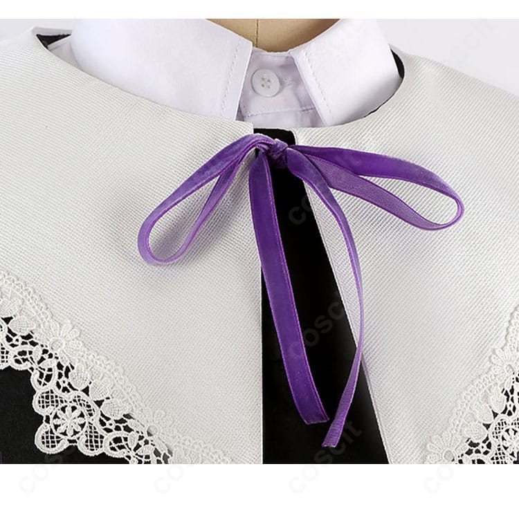 襟元と紐飾りのクローズアップ。朔間凛月 私服（幼少期）衣装のステッチと装飾の仕上げを示す接写。