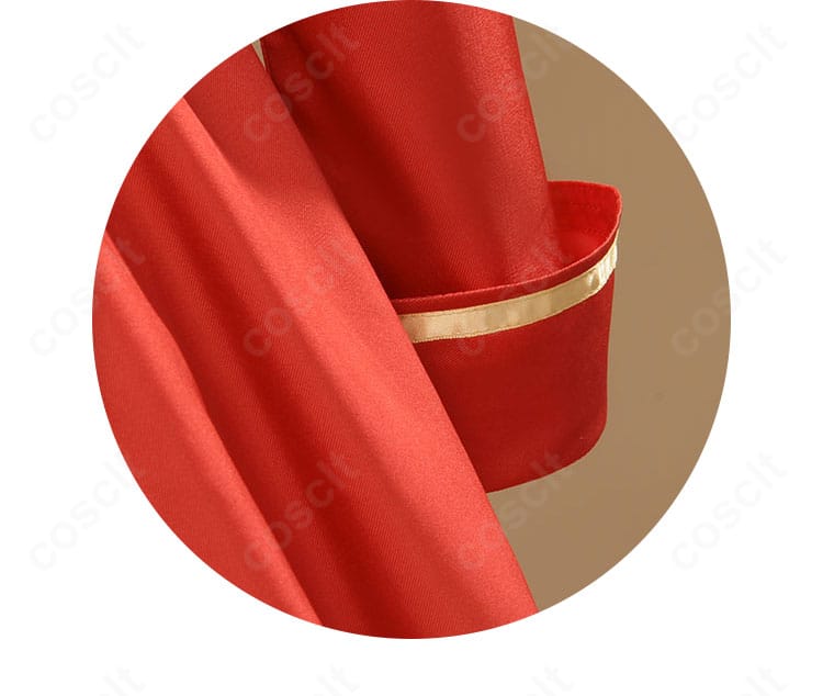 袖口のクローズアップ。カフスの形状と装飾、ボタン配置の再現度を示す。