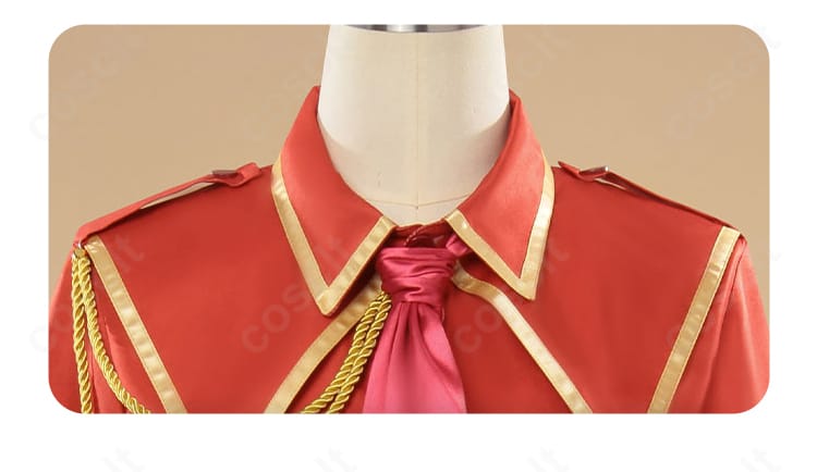 襟元のクローズアップ。端正な襟とステッチ、ネクタイ結び位置の再現を強調。