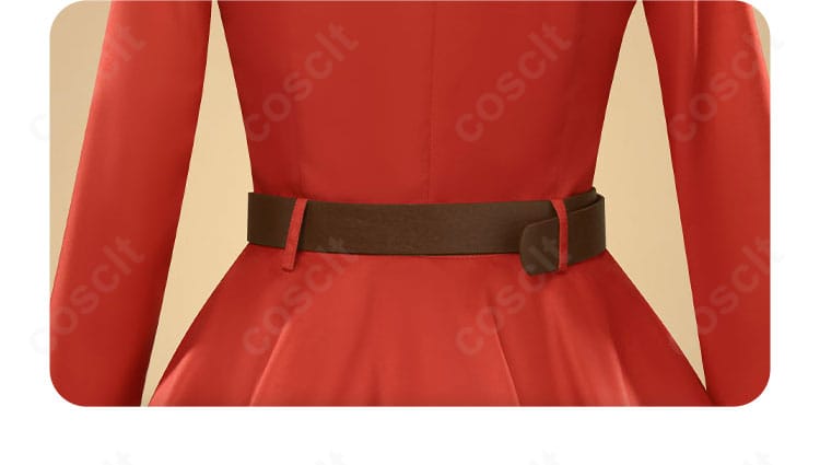 腰部分の装飾詳細。ベルトとのレイヤー感とワンピースの切り替えラインを強調。