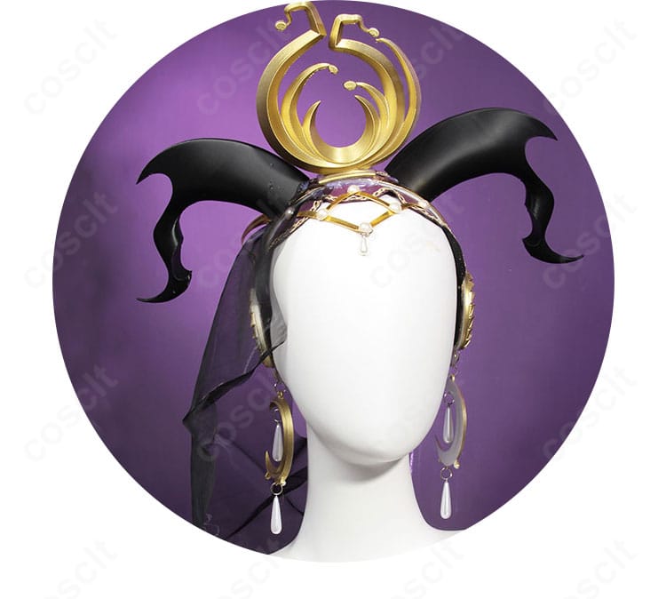 頭飾りのフロントディテール。中央モチーフと生地の風合いを見せるヘアアクセサリー