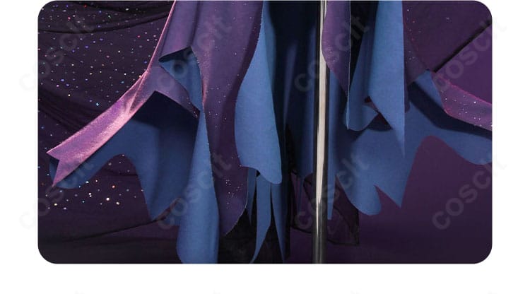 スカート裾の装飾ディテール。緩やかなフレアと縁取りの模様が強調された写真