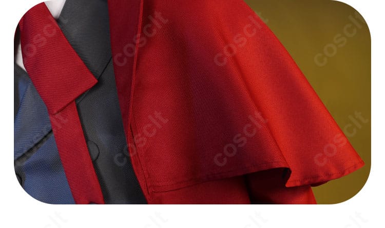 肩と袖装飾のクローズアップ。肩線のハリと袖口のステッチで構築的な印象を伝える画像。