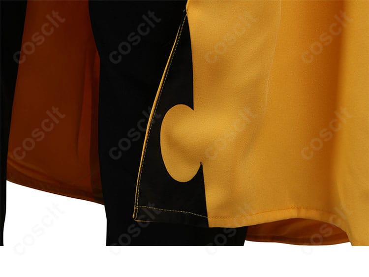 コート裾の装飾ディテール。裾のエッジとステッチワーク、ドレープ感に焦点を当てた画像