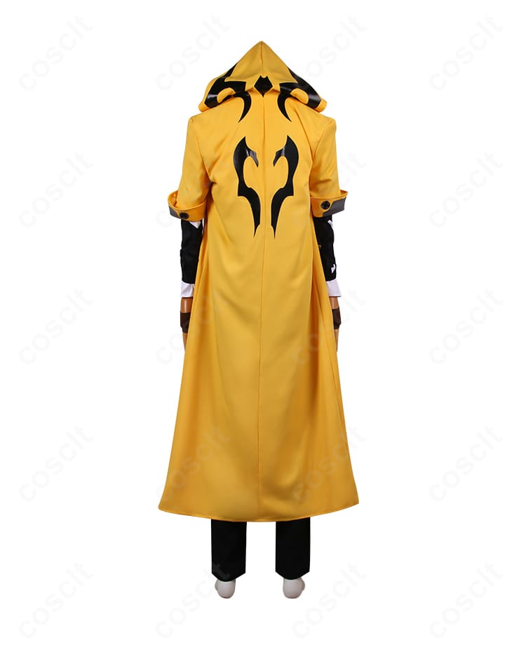 背面全体。コートのバックスタイルやベント、ウエスト位置のバランスがわかるカット