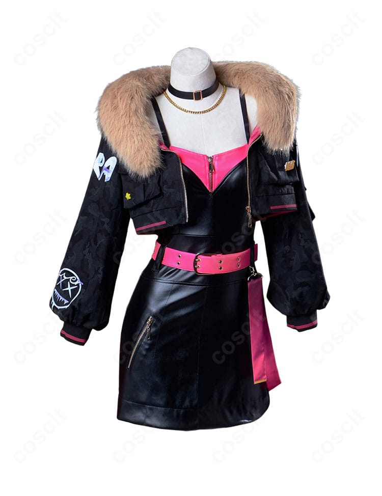 正面全身の小豆沢こはね コスプレ。配色とアクセサリーで作品世界観を高再現。