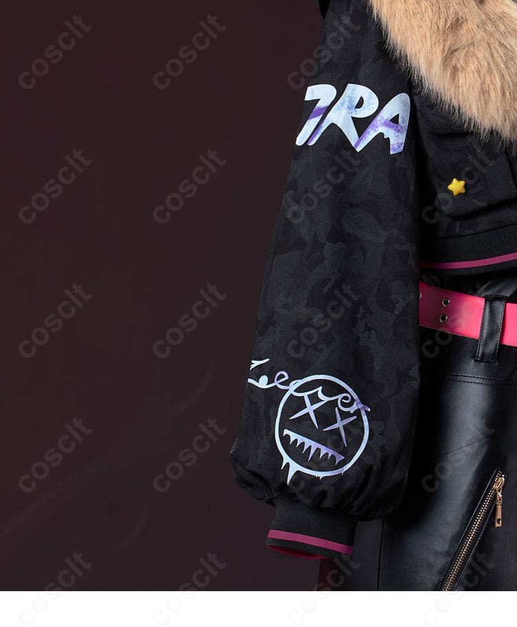 袖口ディテールの近接。刺繍と装飾パーツの精緻なつくりが分かる。