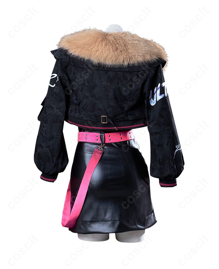 背面ディテールの小豆沢こはね衣装。コートのラインと装飾配置が確認できるアングル。