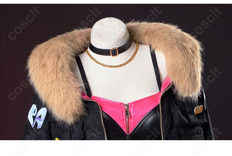 襟元とネックレスのクローズアップ。上品な首周りの意匠を丁寧に再現。