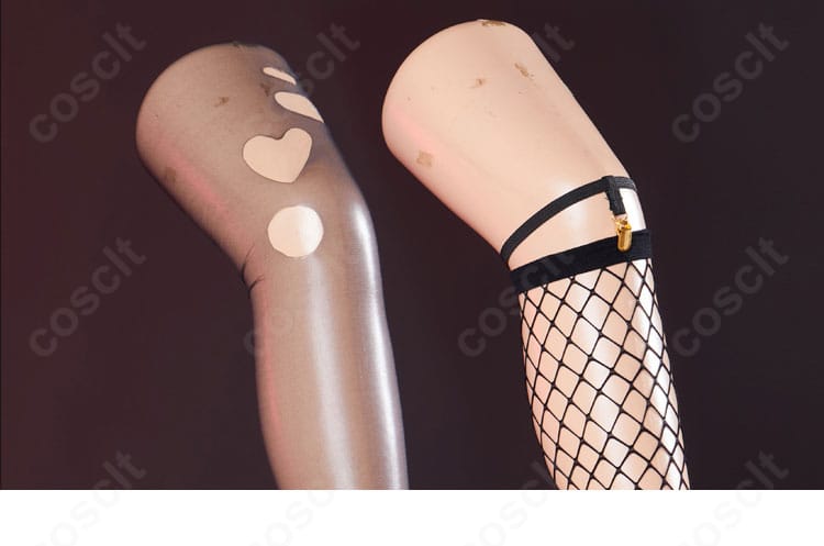 足元の靴下・ストッキングのコーデ。全身の色バランスを整えるアクセント。