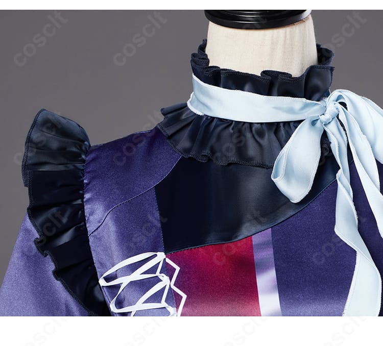 首飾りのクローズアップ。『turning purple』らしい装飾意匠と質感を捉えたディテール画像。